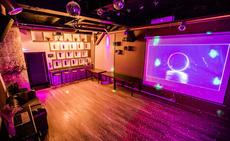 Арендовать Стильный лофт с большим экраном и лазерной анимацией 