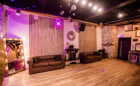 Арендовать Стильный лофт с большим экраном и лазерной анимацией 