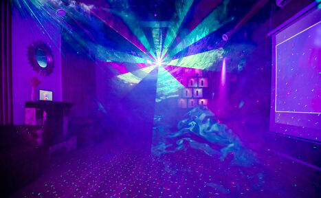 Арендовать Стильный лофт с большим экраном и лазерной анимацией 
