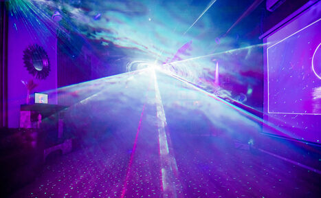 Арендовать Стильный лофт с большим экраном и лазерной анимацией 