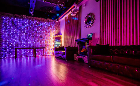 Арендовать Стильный лофт с большим экраном и лазерной анимацией 