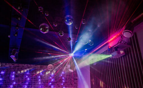 Арендовать Стильный лофт с большим экраном и лазерной анимацией 