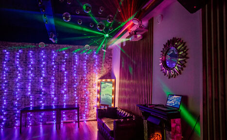 Арендовать Стильный лофт с большим экраном и лазерной анимацией 