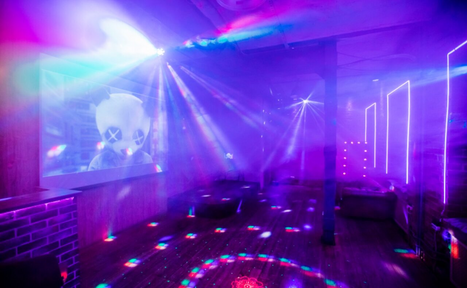 Арендовать Кирпичный лофт с неонами и сценой