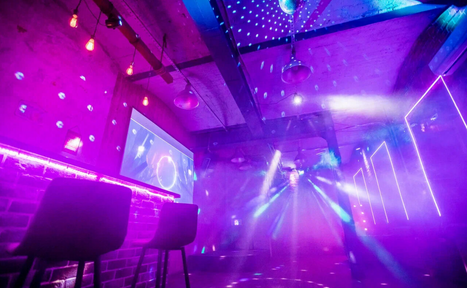 Арендовать Кирпичный лофт с неонами и сценой