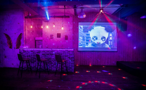 Арендовать Кирпичный лофт с неонами и сценой