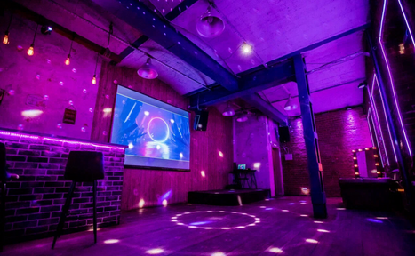 Арендовать Кирпичный лофт с неонами и сценой