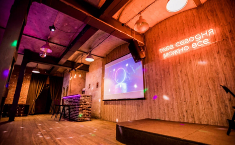 Арендовать Кирпичный лофт с неонами и сценой