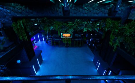 Арендовать Deep. Двухуровневый неоновый клуб