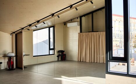 Арендовать ЭвиЦентр. Просторный зал с зеркалами