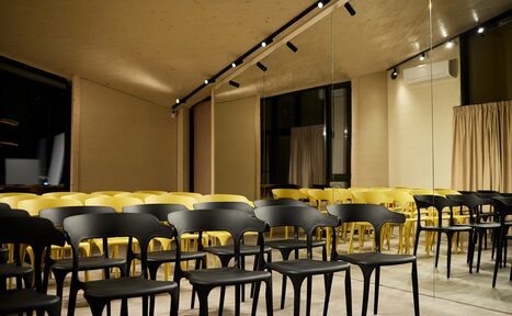 Арендовать ЭвиЦентр. Просторный зал с зеркалами