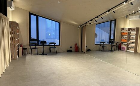 Арендовать ЭвиЦентр. Просторный зал с зеркалами