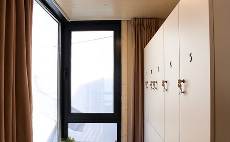 Арендовать ЭвиЦентр. Просторный зал с зеркалами