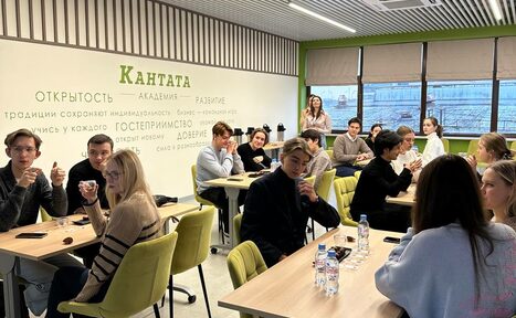 Арендовать Зал 6. Просторный и светлый конференц-зал до 50 человек в Академии Кантаты. Современное учебное помещение с несколькими прямоугольными столами и зелеными стульями. На стене надпись: "Кантата", "Открытость", "Академия", "Развитие". Большие окна с жалюзи, искусственное потолочное освещение. Стены светло-серые и зеленые.