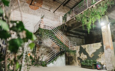 Арендовать Антуражная площадка в стиле «Таинственный сад» 