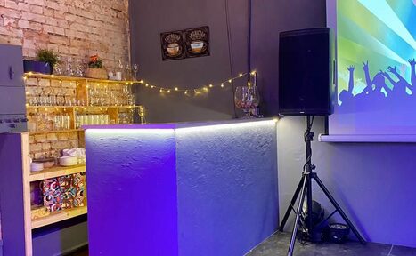 Арендовать Status Loft. Лофт со сценой и караоке. Типичный Питер