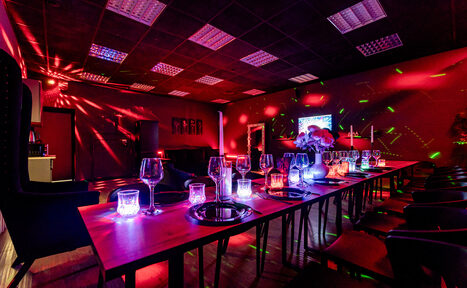 Арендовать Стильный черный лофт с Алисой