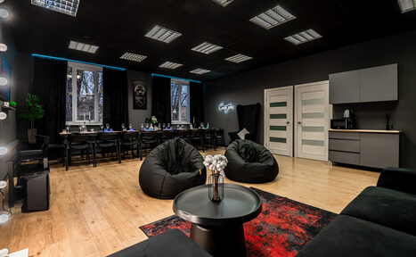 Арендовать Стильный черный лофт с Алисой