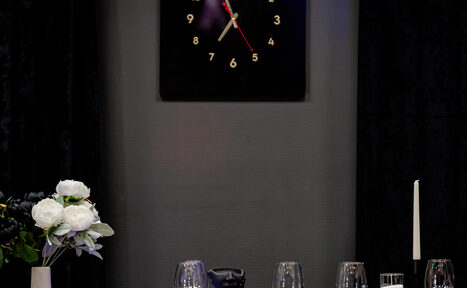 Арендовать Стильный черный лофт с Алисой