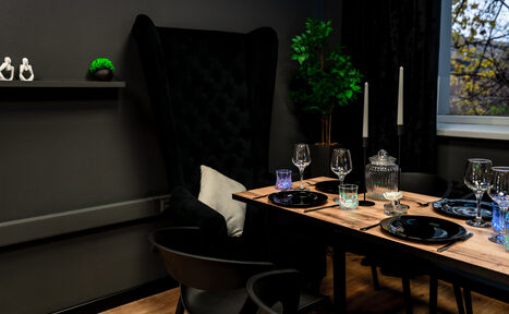 Арендовать Стильный черный лофт с Алисой