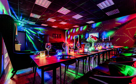 Арендовать Стильный черный лофт с Алисой