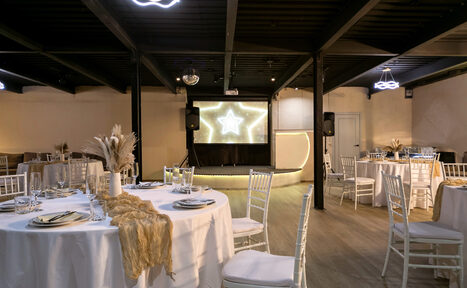 Арендовать Moment(Момент). Просторный зал со светомузыкой и караоке