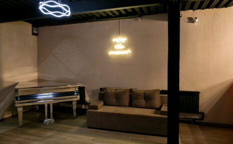 Арендовать Moment(Момент). Просторный зал со светомузыкой и караоке