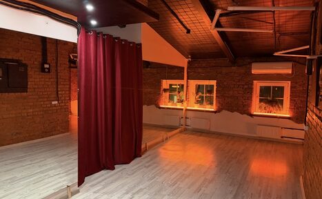 Арендовать GPSstudio. Зал Бордовый