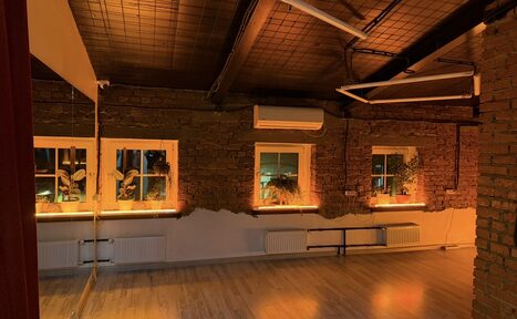 Арендовать GPSstudio. Зал Бордовый