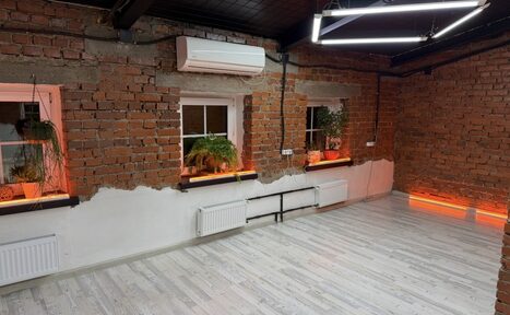 Арендовать GPSstudio. Зал Бордовый