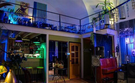 Арендовать Mouse fuss. Лофт арт-хаус со сценой и террасой 