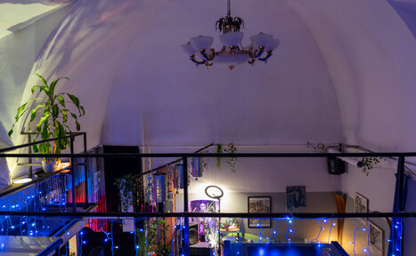 Арендовать Mouse fuss. Лофт арт-хаус со сценой и террасой 