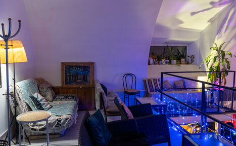 Арендовать Mouse fuss. Лофт арт-хаус со сценой и террасой 