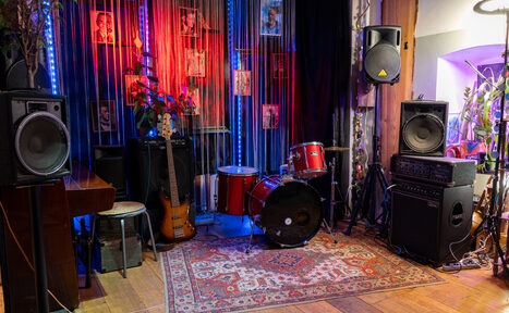 Арендовать Mouse fuss. Лофт арт-хаус со сценой и террасой 