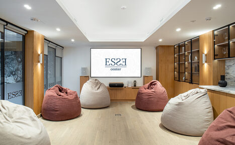 Арендовать ESSE Центр. Светлое двухуровневое пространство