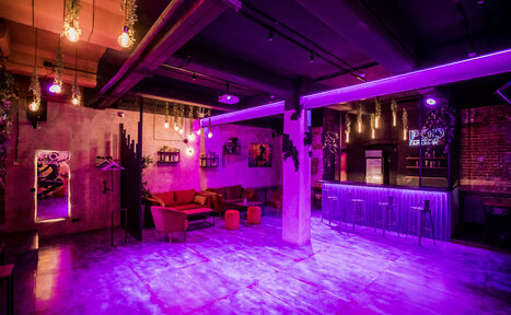 Арендовать Дизайнерский лофт с неоном