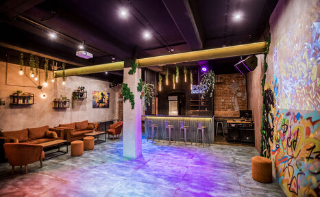 Арендовать Дизайнерский лофт с неоном