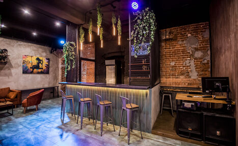 Арендовать Дизайнерский лофт с неоном