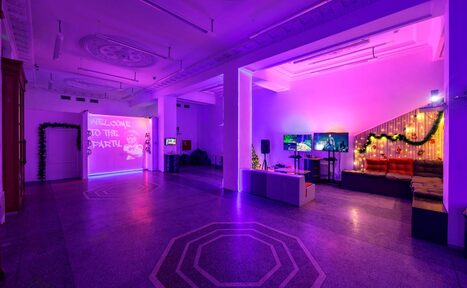 Арендовать Лофт Энгейдж. Просторный зал с неоном