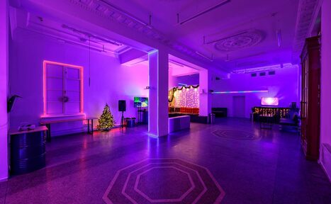 Арендовать Лофт Энгейдж. Просторный зал с неоном