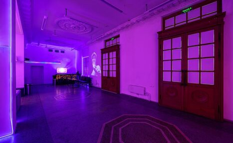 Арендовать Лофт Энгейдж. Просторный зал с неоном