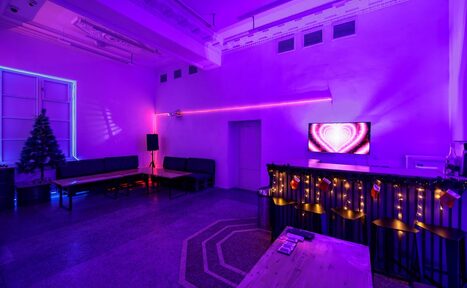 Арендовать Лофт Энгейдж. Просторный зал с неоном