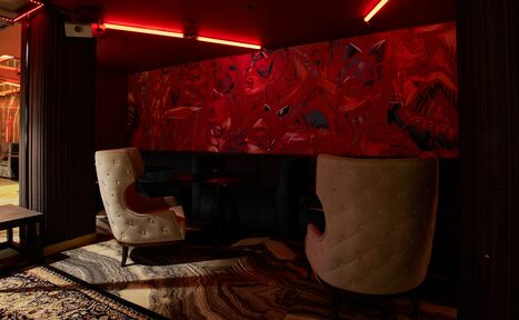 Арендовать Микс Afterparty(После вечеринки). Полутёмное пространство с красной неоновой подсветкой. Мягкие белые кресла, чёрные диваны, тёмные столы. Стены декорированы красной картиной с абстракциями, пол покрыт ковром с узором. На потолке красные светильники и камера наблюдения.