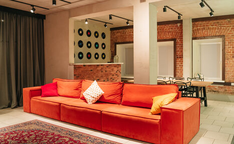 Арендовать ХА-ХА ШОУ Лофт. Зал с двумя зонами