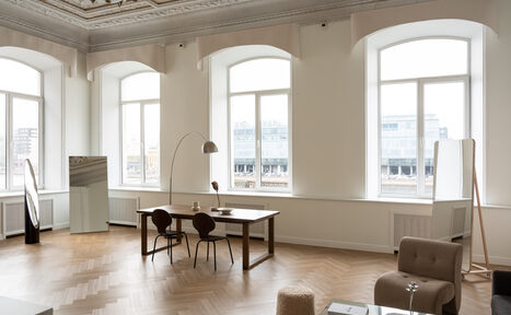 Арендовать Statement(Заявление). Особняк XIX века с лепниной и каминами