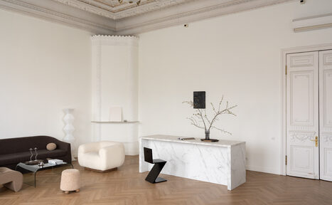 Арендовать Statement(Заявление). Особняк XIX века с лепниной и каминами