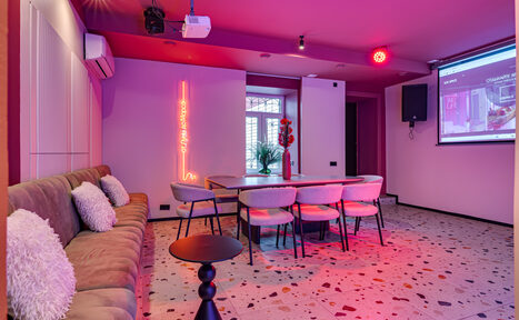 Арендовать Лофт МОЙ ПЕРВЫЙ. Стильный зал с неоном