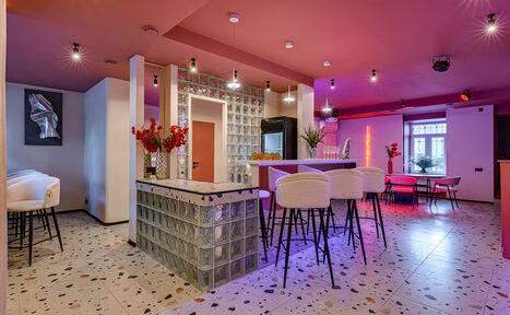 Арендовать Лофт МОЙ ПЕРВЫЙ. Стильный зал с неоном