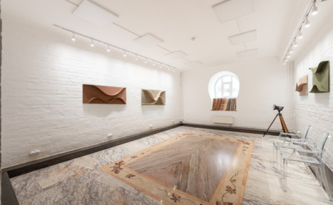 Арендовать Светлый Лофт. Многофункциональное пространство с белыми кирпичными стенами, светлым плиточным полом с орнаментом. Прямоугольная планировка, декоративные панели на стенах, окно с круглым верхом, несколько прозрачных стульев, телескоп. Потолочное и настенное освещение.