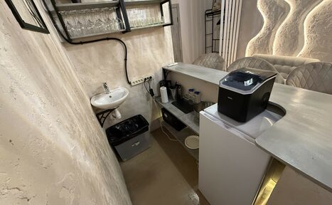 Арендовать Лофт SUNRISE(Восход Солнца). Просторное помещение на 15 гостей. Небольшая зона приготовления с раковиной, открытыми полками со стеклянной посудой, барной стойкой с ледогенератором, закрытыми ящиками. Светлые стены с текстурой, металлический стул, бежевые стены. Освещение с декоративной панелью.